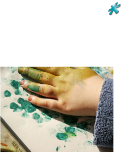 Kinderhand mit Farbe verschmiert